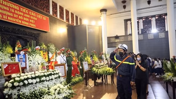 Đồng đội luôn ở cạnh, Nhân dân không bao giờ quên các đồng chí