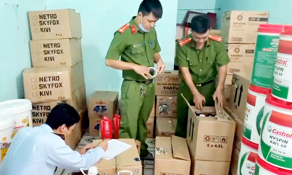 Phát hiện 23.000 lít dầu nhớt tại An Giang có dấu hiệu giả các thương hiệu nổi tiếng -0