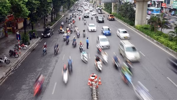 Đường Nguyễn Trãi sau phân làn vẫn "mạnh ai nấy đi"
