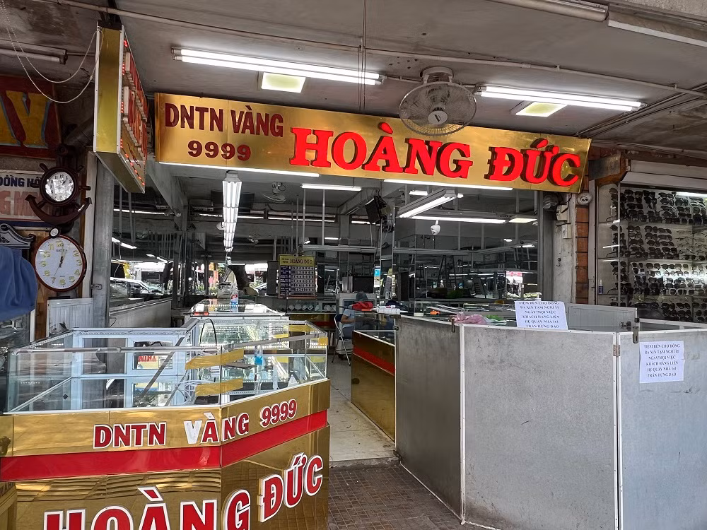 1 trong 2 tiệm vàng bị đối tượng dùng súng AK cướp đã mở cửa trở lại -0