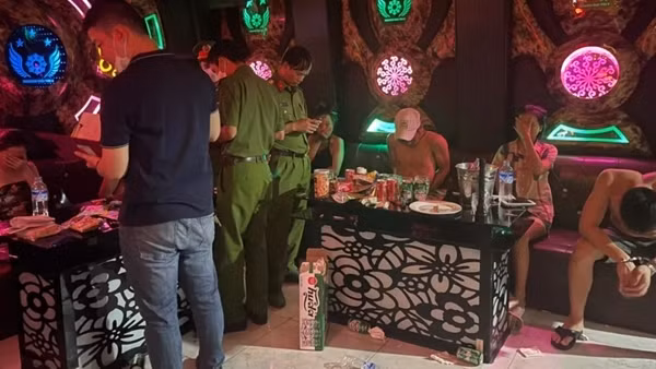 Nhóm "bảy sắc" tụ tập bay lắc trong karaoke, massage