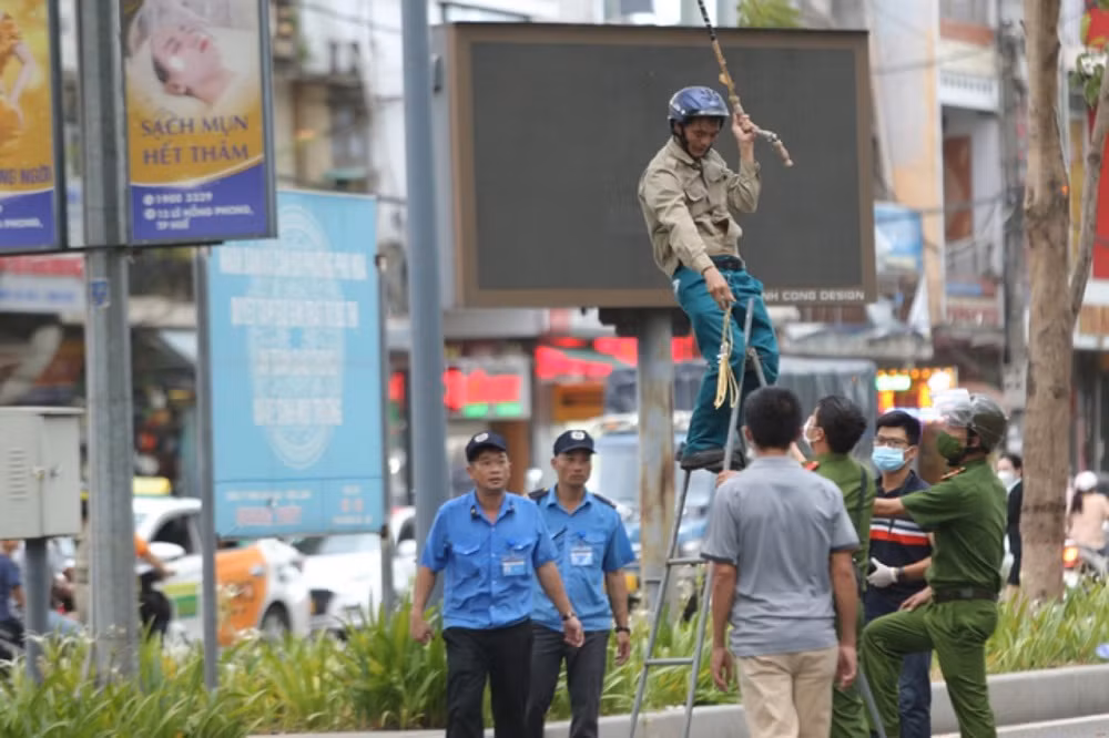 Người trong cuộc kể lại giây phút đối tượng liên tiếp nổ súng AK cướp tiệm vàng -0