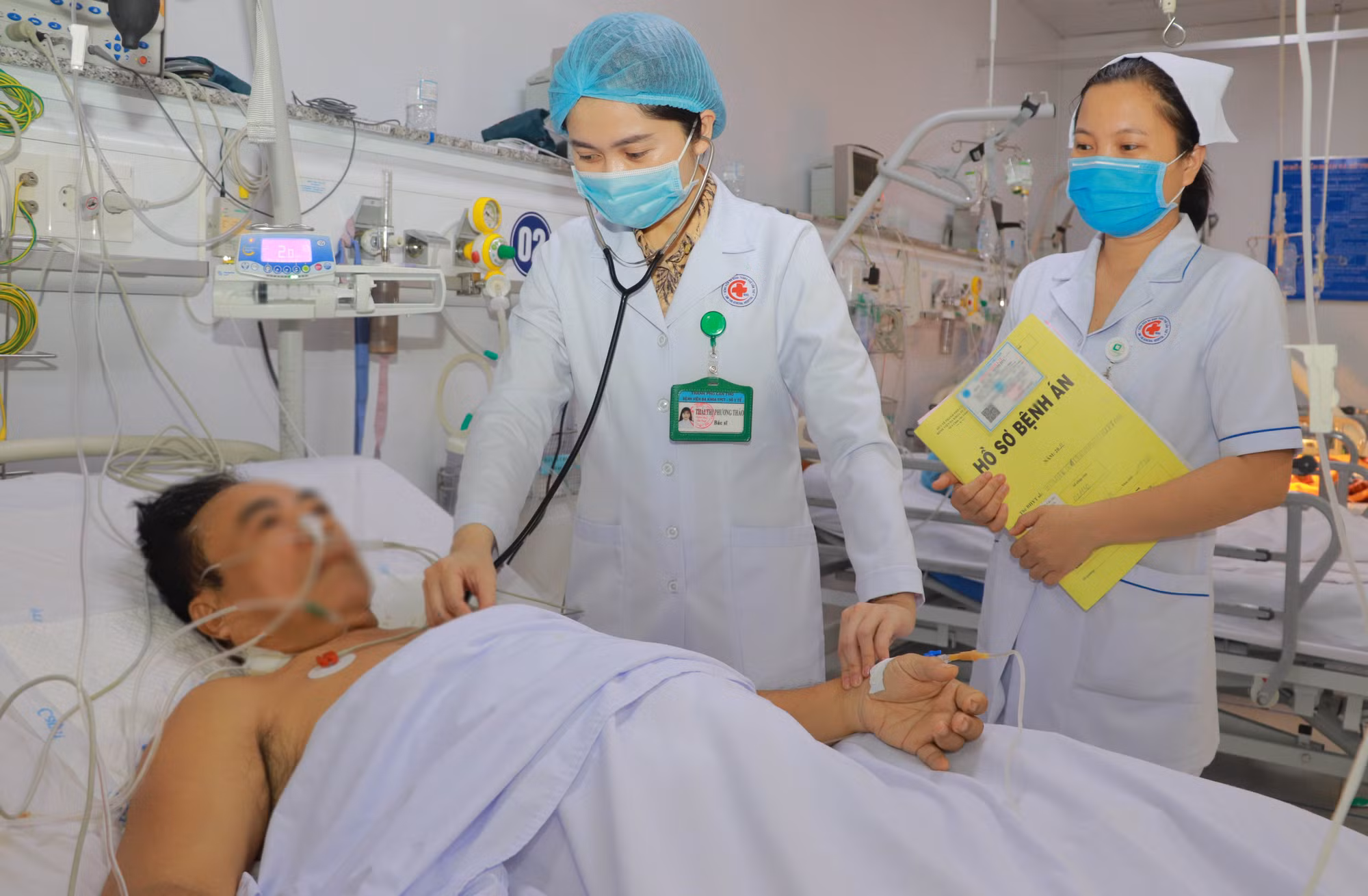 Phẫu thuật thành công cho cụ ông 72 tuổi bị vỡ phình động mạch chủ bụng -0