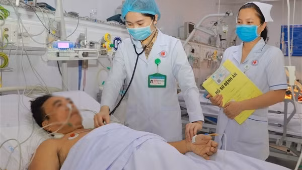 Phẫu thuật thành công cho cụ ông 72 tuổi bị vỡ phình động mạch chủ bụng