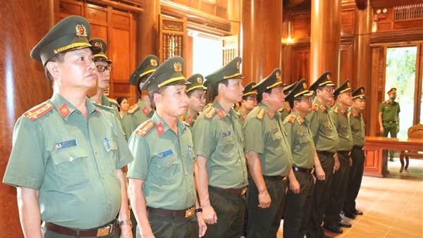 Ủy ban Kiểm tra Đảng ủy Công an Trung ương về nguồn tại Nghệ An và Hà Tĩnh