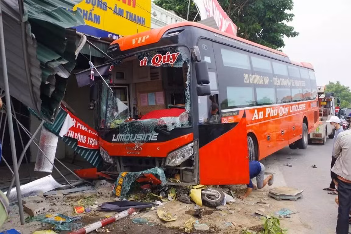 Xe ô tô khách tông hàng loạt xe máy, 4 người thương vong -0