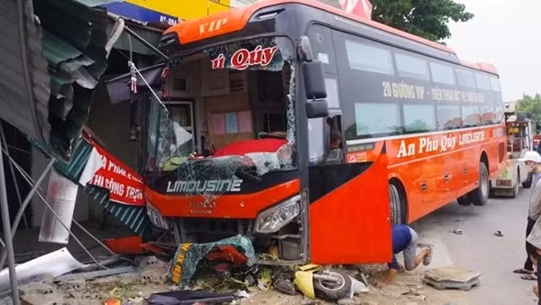 Ô tô khách tông xe gắn máy, 4 người thương vong