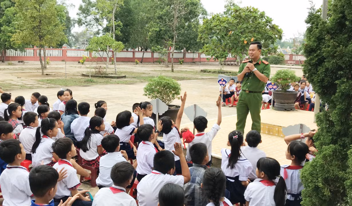 Trưởng Công an xã làm tốt công tác dân vận -0