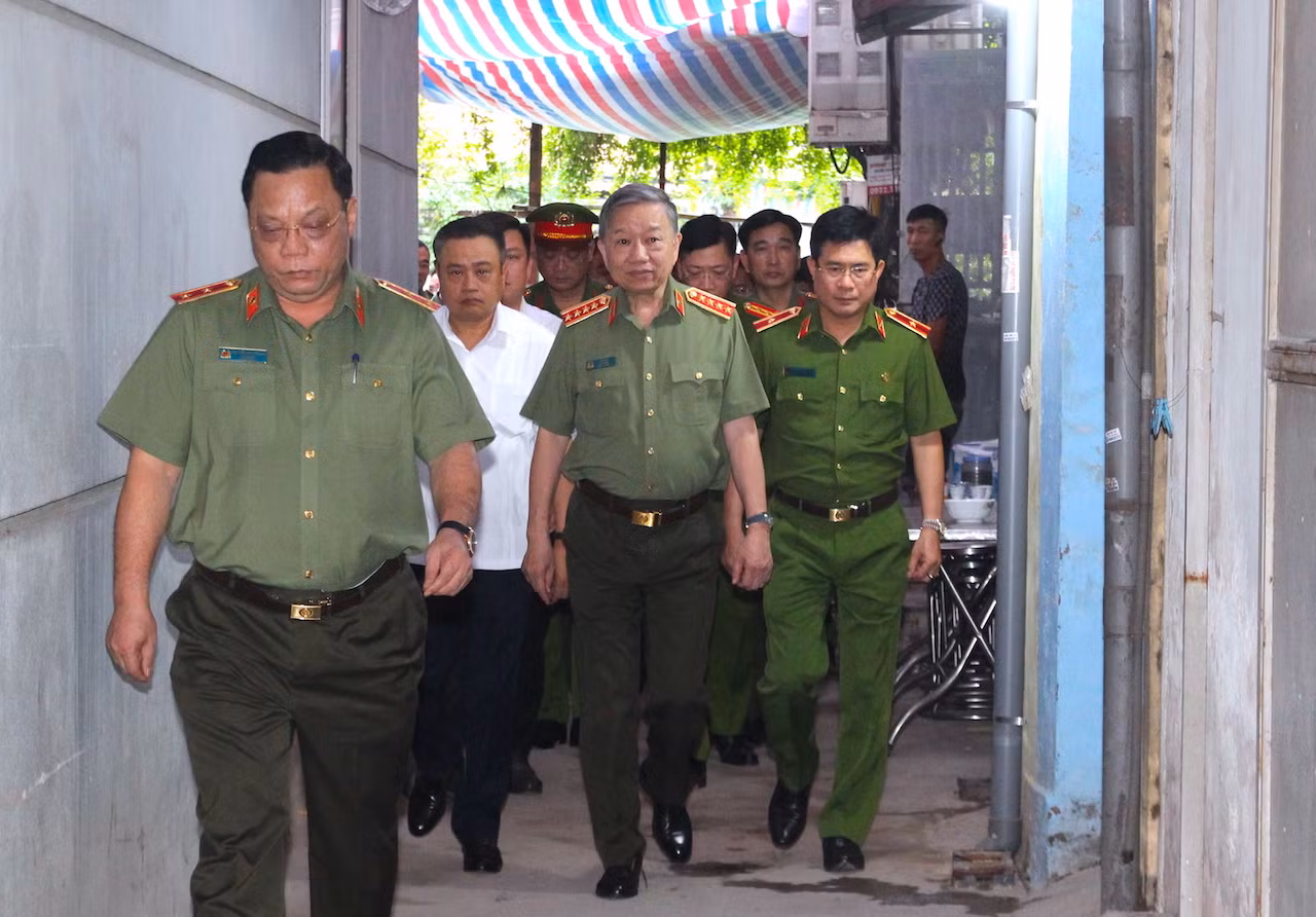 Bộ trưởng Tô Lâm thăm, động viên gia đình 3 CBCS hy sinh trong khi chữa cháy -0