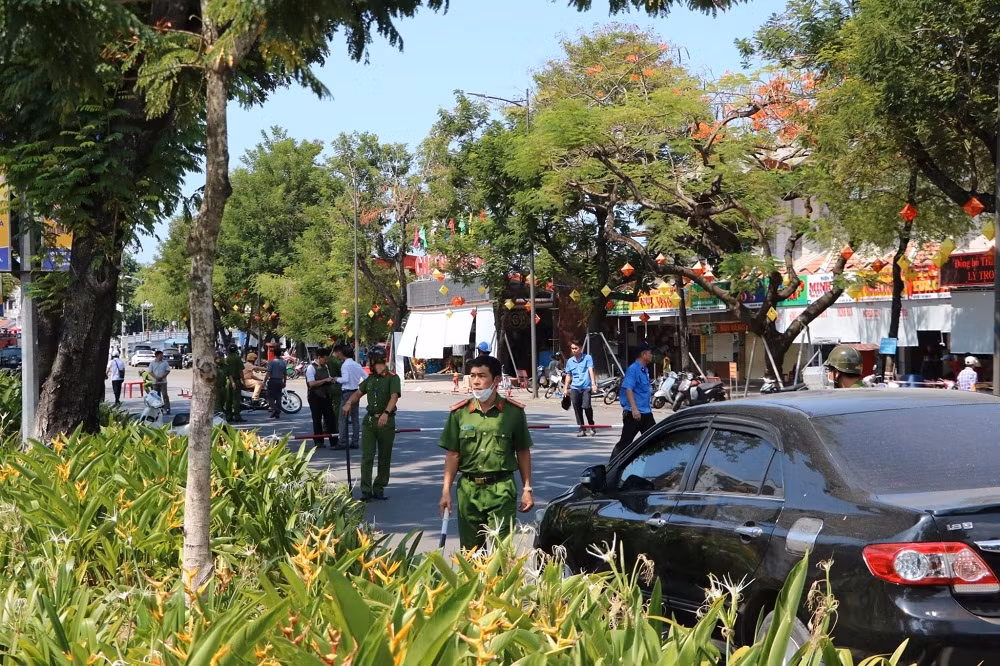 1 trong 2 tiệm vàng bị đối tượng dùng súng AK cướp đã mở cửa trở lại -0