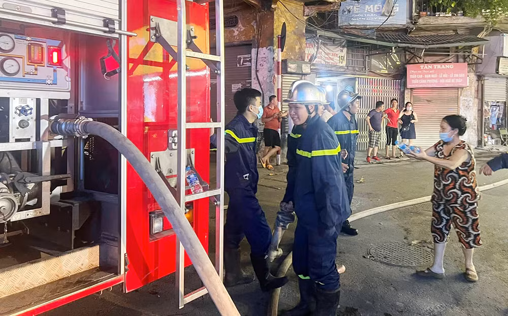 Ngôi nhà trong ngõ chợ Khâm Thiên bốc cháy dữ dội -0