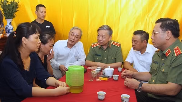 Bộ trưởng Tô Lâm thăm hỏi, chia sẻ mất mát với gia đình 3 CBCS hy sinh trong khi chữa cháy