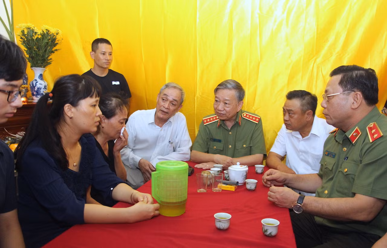 Bộ trưởng Tô Lâm thăm, động viên gia đình 3 CBCS hy sinh trong khi chữa cháy -0