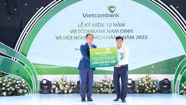 Vietcombank trao 5 tỷ đồng hỗ trợ kinh phí xây dựng trường Trung học cơ sở ở Nam Định