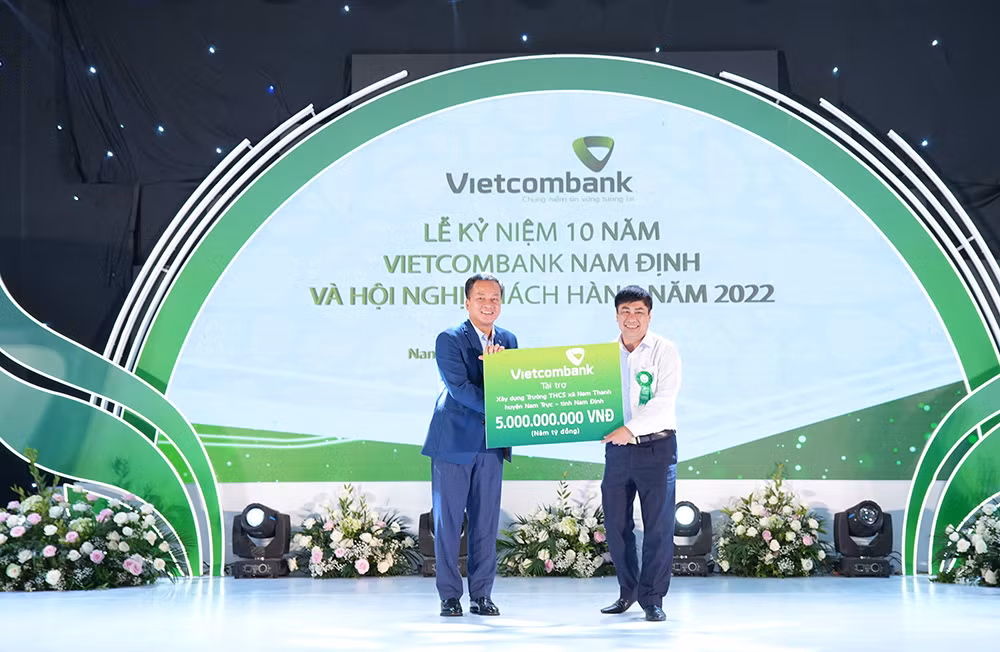 Vietcombank trao 5 tỷ đồng hỗ trợ kinh phí xây dựng trường Trung học cơ sở ở Nam Định -0