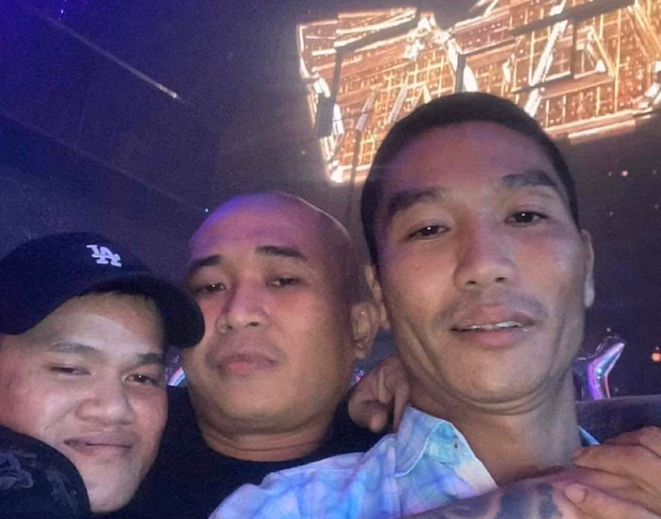 Người trong cuộc kể lại giây phút đối tượng liên tiếp nổ súng AK cướp tiệm vàng -0