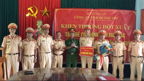 Khen thưởng vụ bắt giữ 8 bánh heroin và 34kg ma túy đá