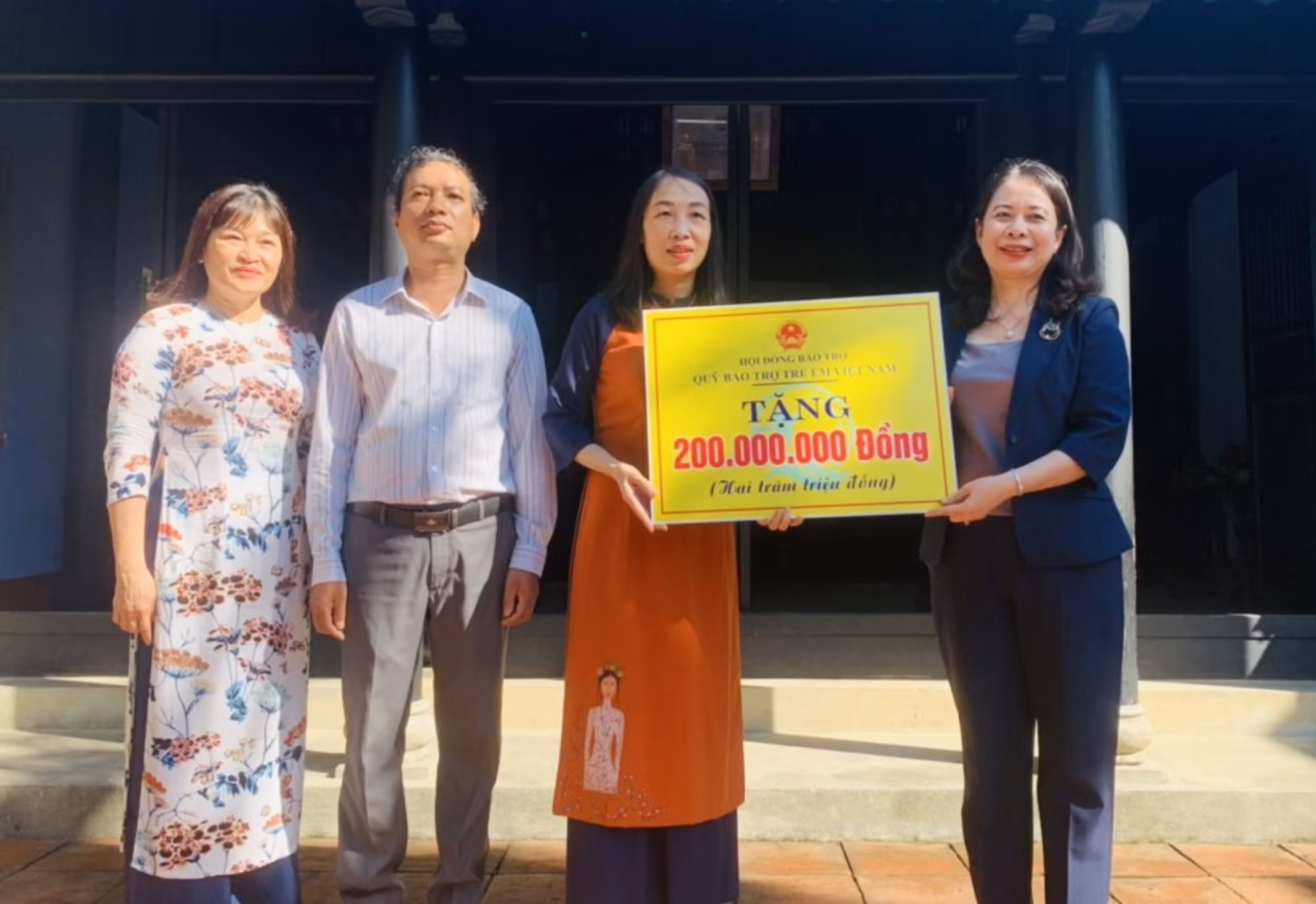 Phó Chủ tịch nước Võ Thị Ánh Xuân dâng hương tại nhà lưu niệm Bác Hồ ở Thừa Thiên-Huế -0