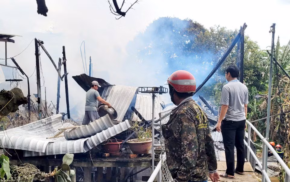 Hỏa hoạn thiêu rụi 3 căn nhà sàn -0