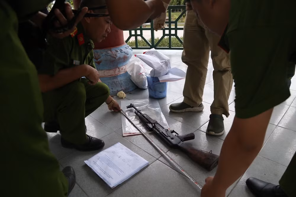 Người trong cuộc kể lại giây phút đối tượng liên tiếp nổ súng AK cướp tiệm vàng -0