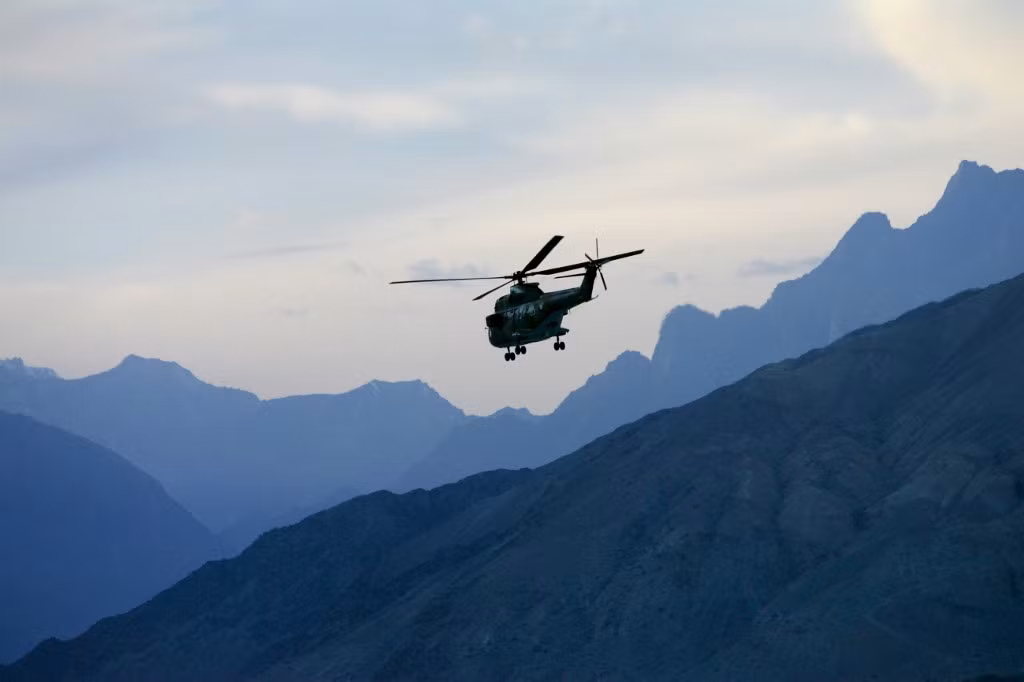 Rơi máy bay cứu trợ, tướng quân đội Pakistan tử nạn -0