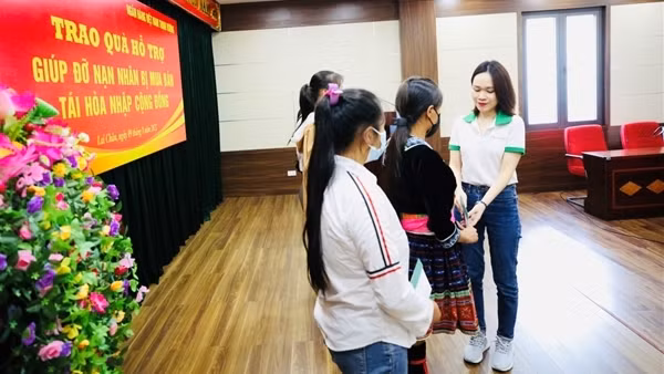 Báo CAND trao quà hỗ trợ các nạn nhân bị mua bán người giúp tái hòa nhập cộng đồng
