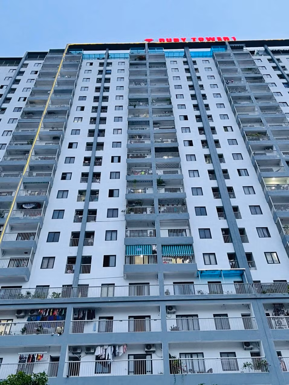 Cảnh sát PCCC giải cứu cô gái có ý định nhảy lầu tự tử -0