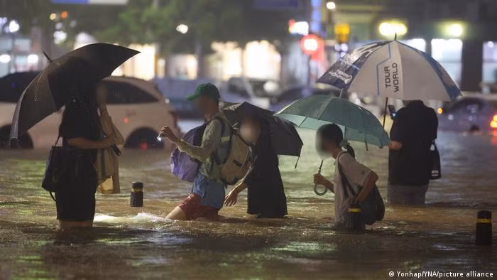 Giao thông Hàn Quốc hỗn loạn vì mưa lớn 