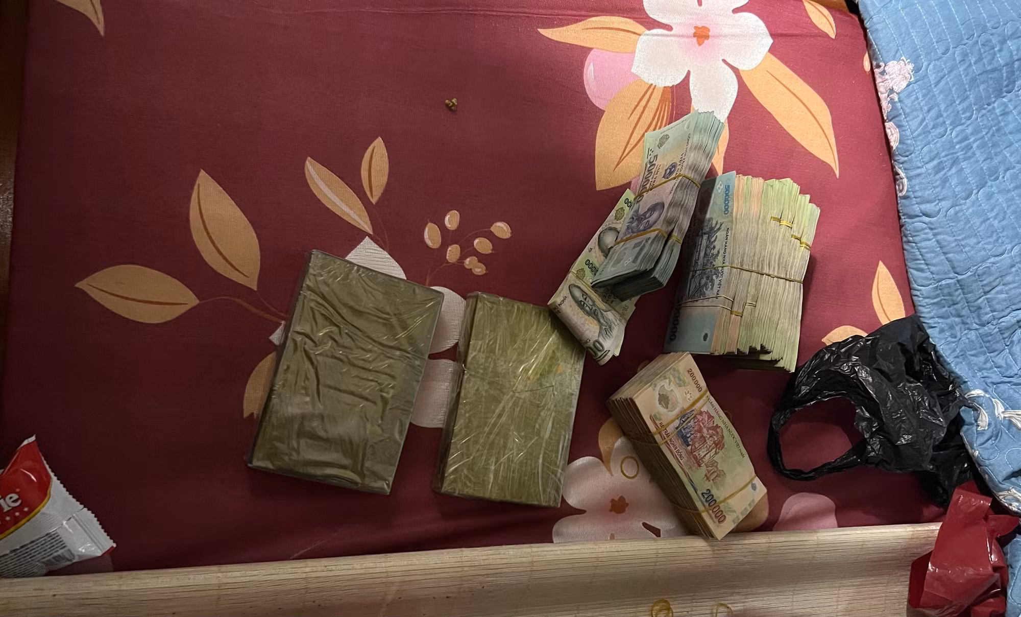  Cụ bà xách 2 bánh heroin đi thăm con gái và cái kết -0