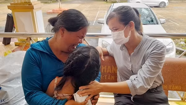 Bé gái 7 tuổi bị cha dượng và mẹ ruột bạo hành đã được cha ruột đón về quê