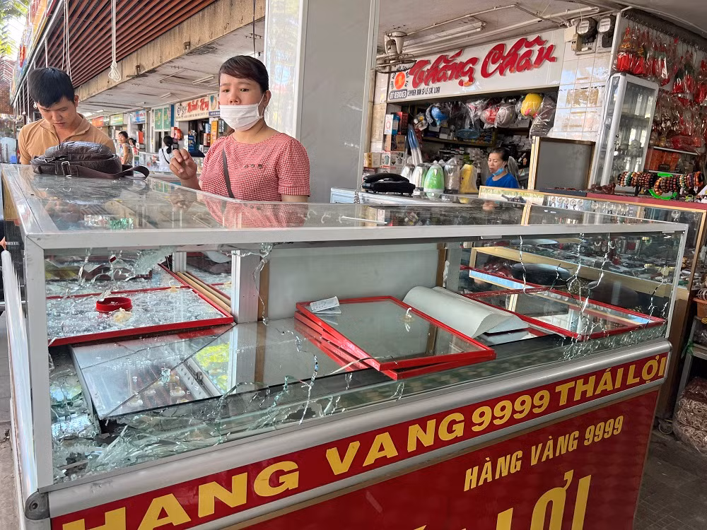 Người trong cuộc kể lại giây phút đối tượng liên tiếp nổ súng AK cướp tiệm vàng -0