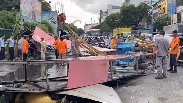 Cổng chào 5m đổ sập, một người đi xe máy thoát chết