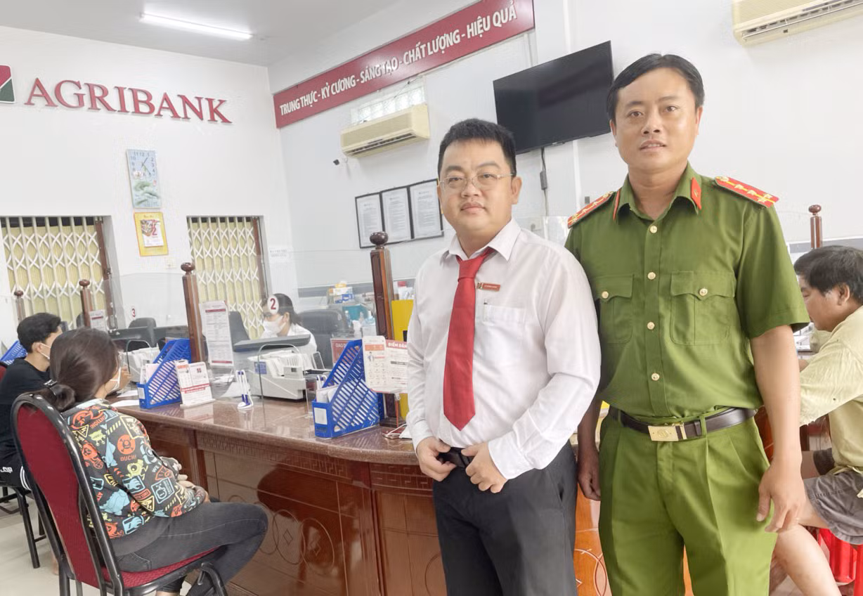 Đại úy Công an cùng nhân viên ngân hàng kịp thời ngăn chặn vụ lừa đảo chuyển tiền -0