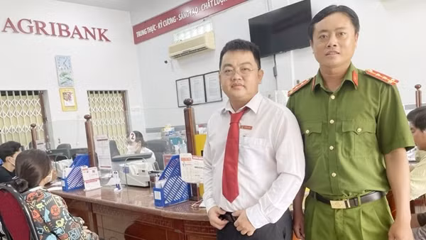 Đại úy Công an cùng nhân viên ngân hàng kịp thời ngăn chặn vụ lừa đảo chuyển tiền