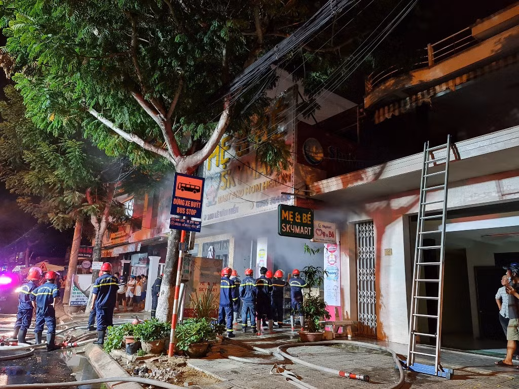 Đà Nẵng: 5 người hốt hoảng chạy thoát khỏi đám cháy siêu thị trong đêm -1