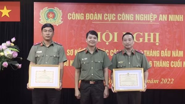 Chăm lo, bảo vệ quyền lợi người lao động trong CAND