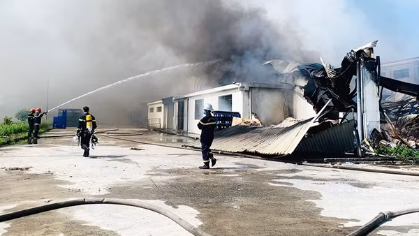 Cháy lớn trong khu công nghiệp ở Hà Nội