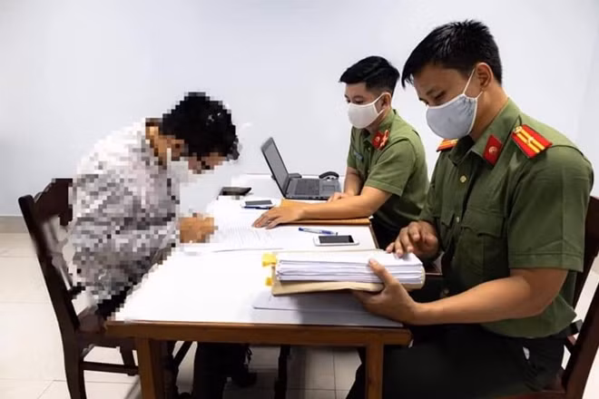 Chủ tài khoản facebook Đ.Đ.T đăng tải thông tin không đúng sự thật, ảnh hưởng đến uy tín và công tác phòng chống dịch bệnh COVID-19 của TP Đà Nẵng đã bị Công an TP Đà Nẵng lập biên bản, xử lý. (ảnh CA Đà Nẵng)