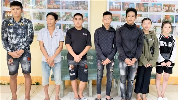 Nhóm "trẻ trâu" chém 2 người gục tại chỗ vì cho rằng bị nhìn đểu