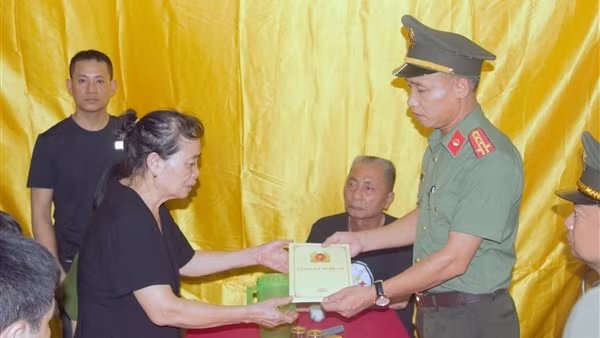Công an tỉnh Nghệ An thăm hỏi 3 gia đình có CBCS hy sinh khi làm nhiệm vụ