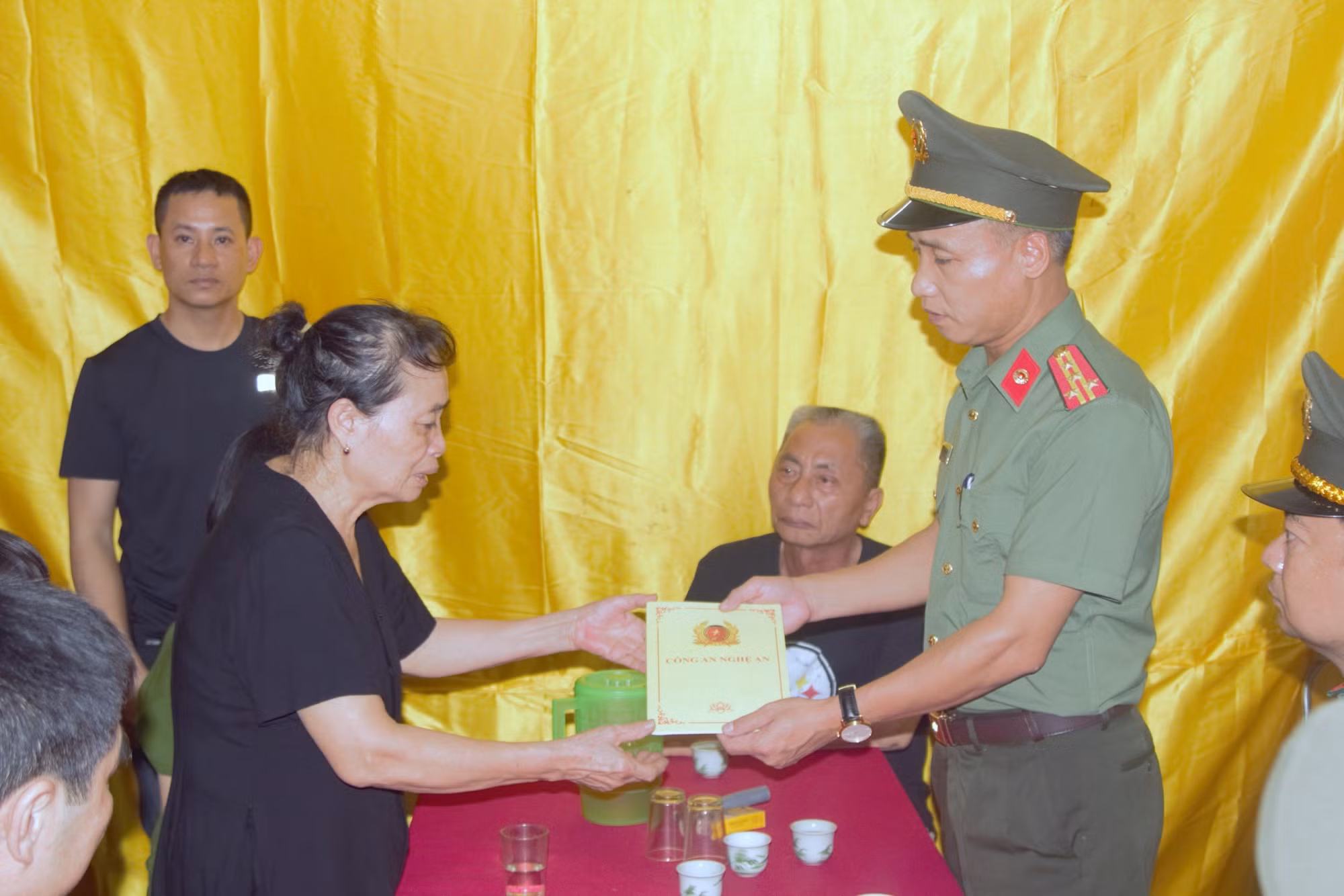 Công an tỉnh Nghệ An thăm hỏi, động viên 3 gia đình có CBCS Công an hy sinh khi làm nhiệm vụ -0