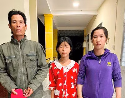 Công an xã hỗ trợ bé gái đi lạc tìm được người thân -0