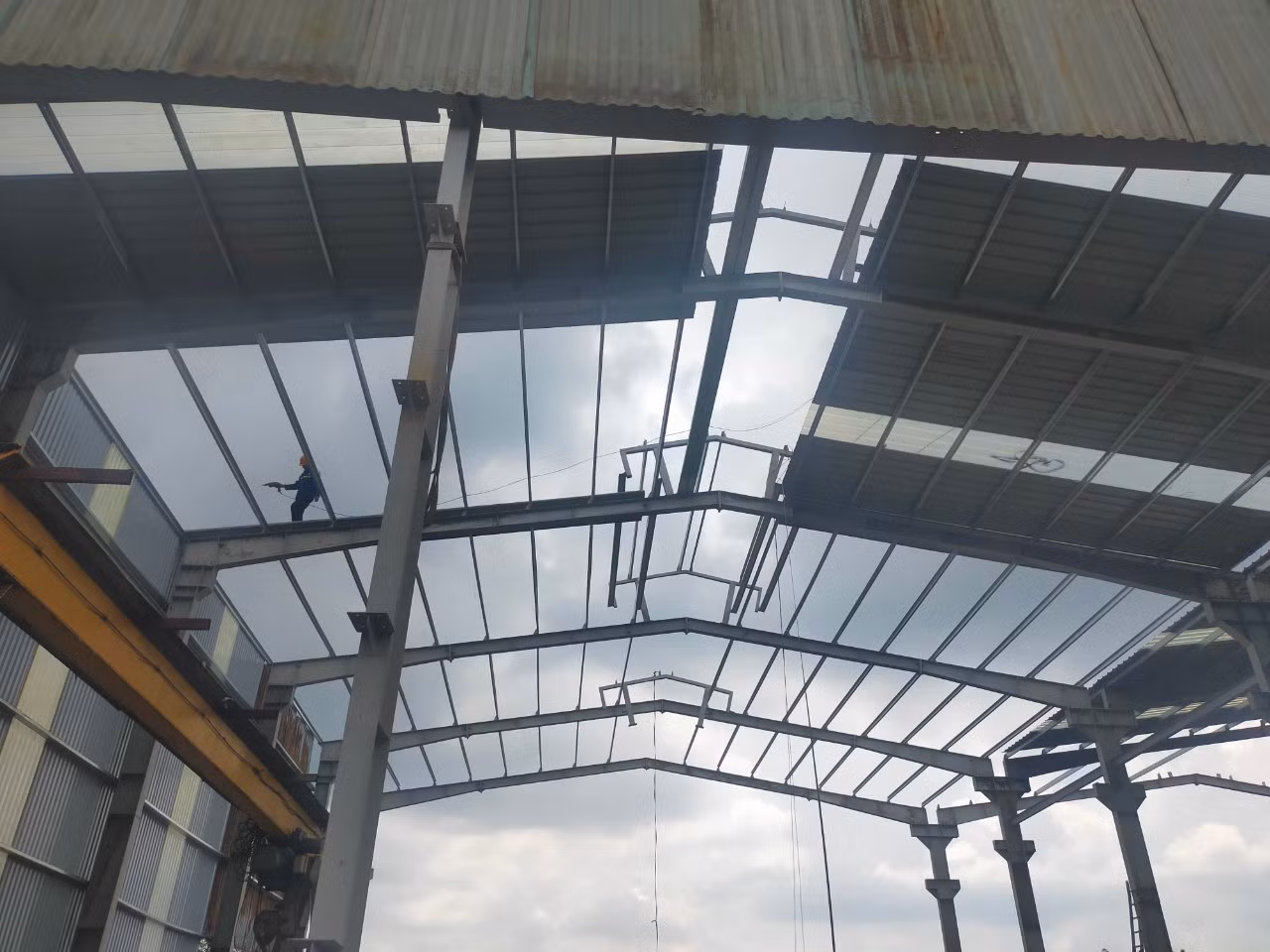 Chủ đầu tư khóa cổng ngăn việc tháo dỡ nhà xưởng xây trái phép -0
