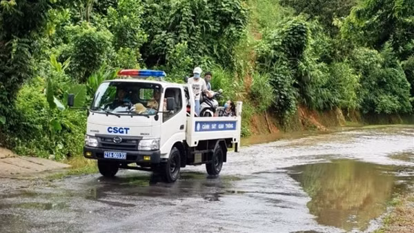 Ngập úng cục bộ trên quốc lộ 37 gây ách tắc giao thông trong nhiều giờ