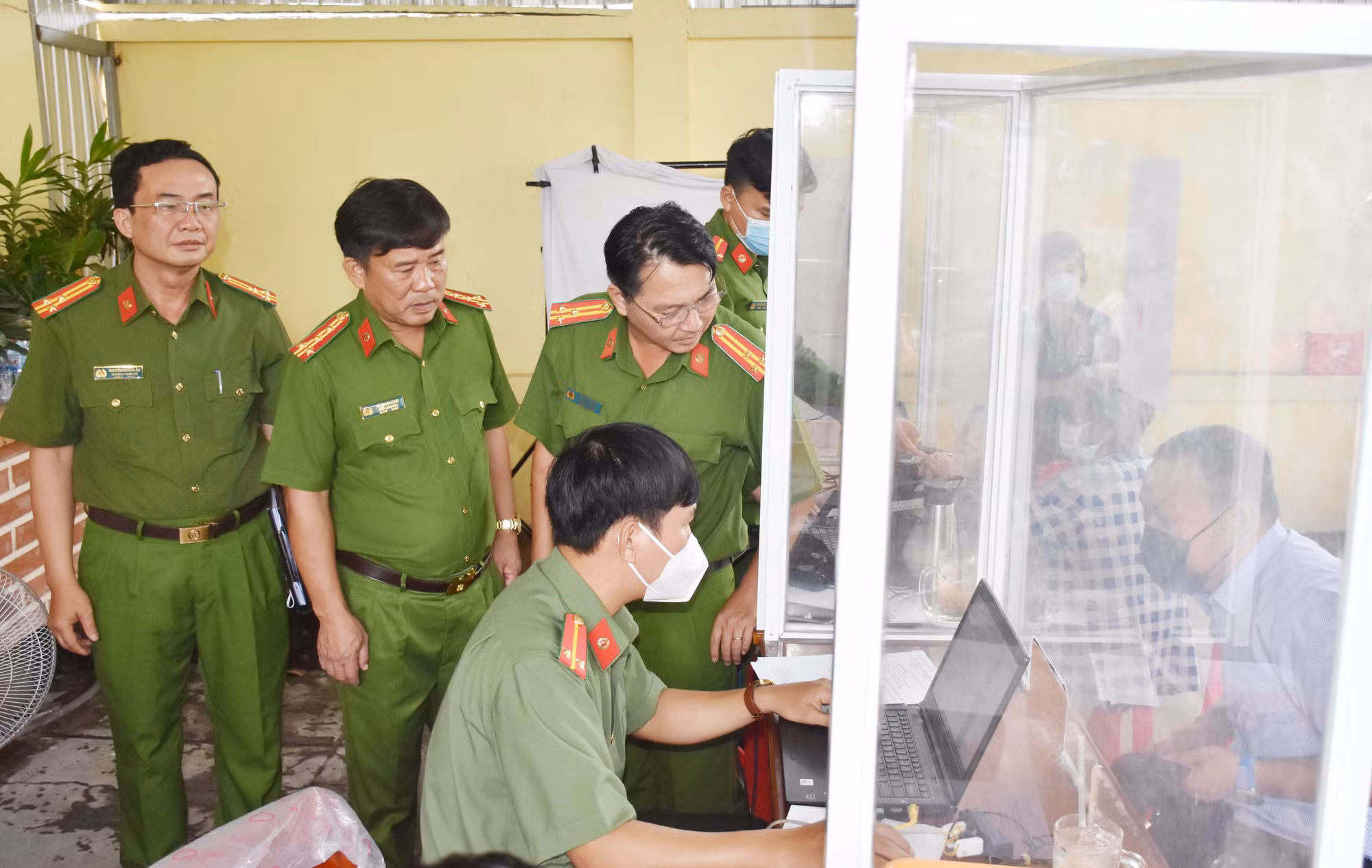 Mở nhiều điểm cấp căn cước công dân lưu động -0