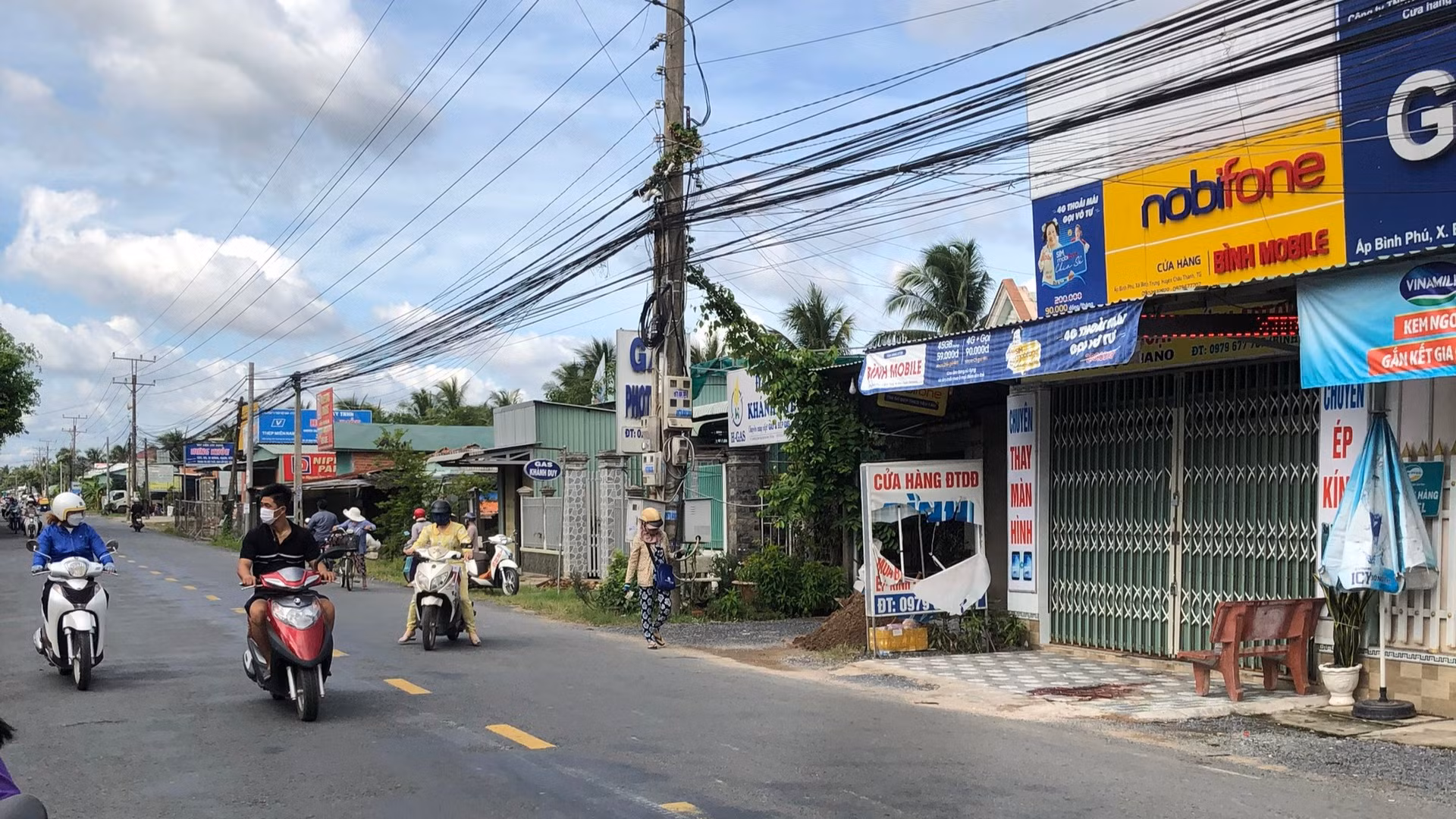 Truy bắt hung thủ đâm chết một thanh niên trước cửa hàng điện thoại -0