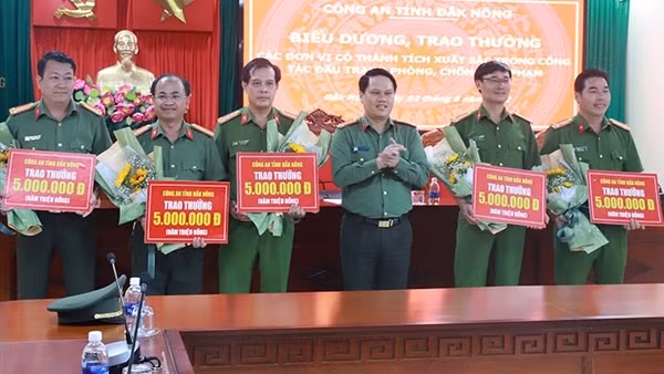 Công an Đắk Nông trao thưởng cho các đơn vị có thành tích xuất sắc