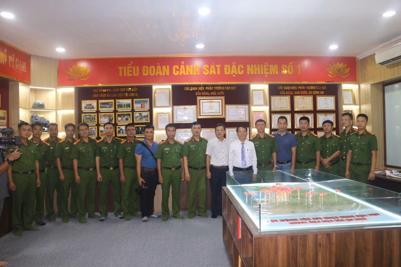 Tiểu đoàn Cảnh sát đặc nhiệm số 1 tiếp nhận Cờ chủ quyền quần đảo Trường Sa -0