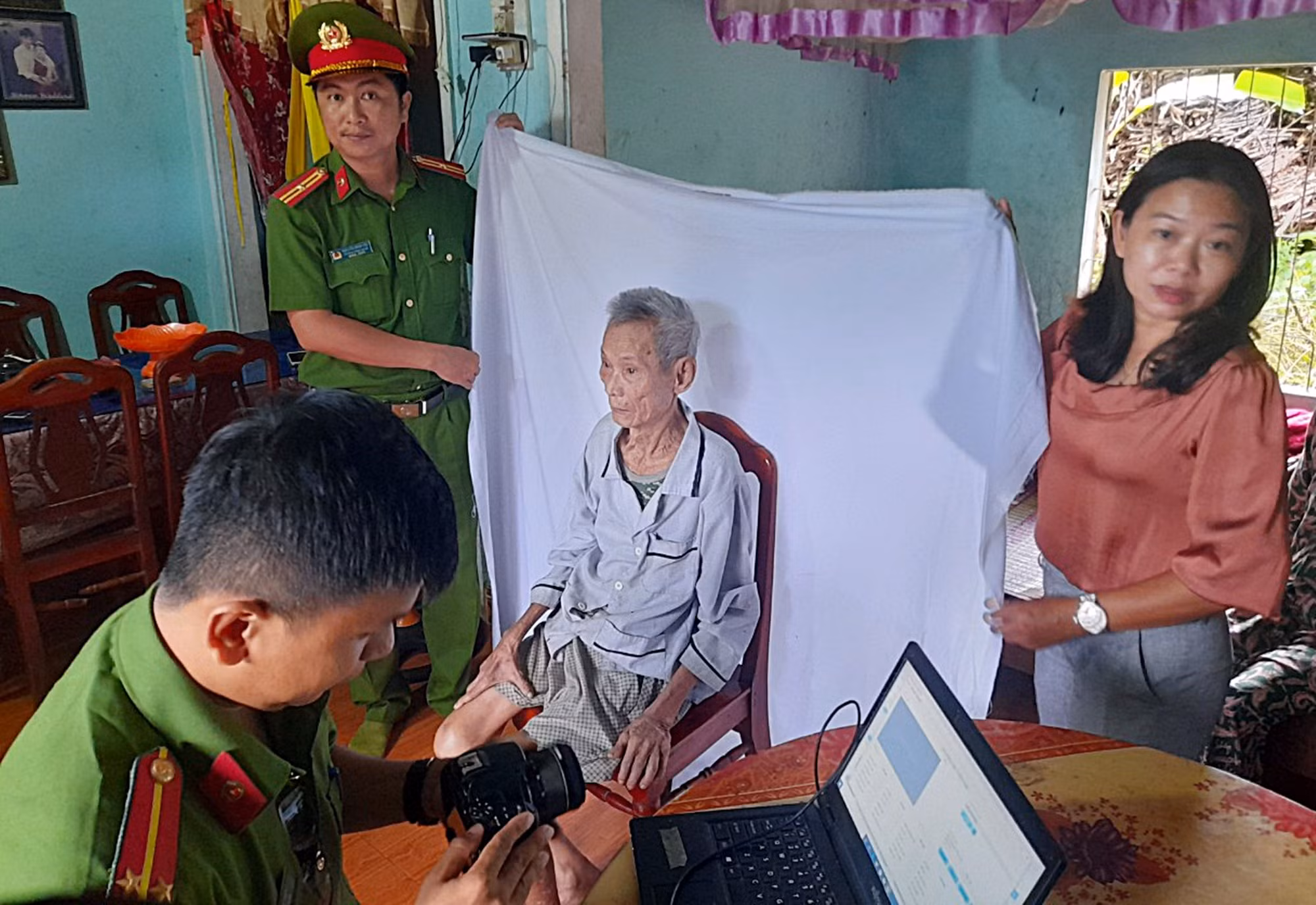 Đến tận nhà làm căn cước công dân cho cụ ông 102 tuổi -0