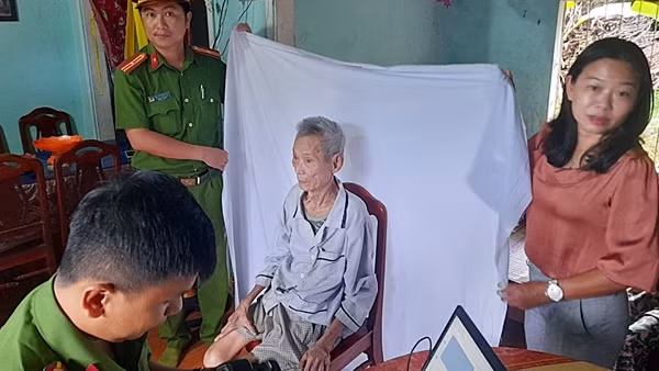 Đến nhà làm căn cước công dân cho cụ ông 102 tuổi